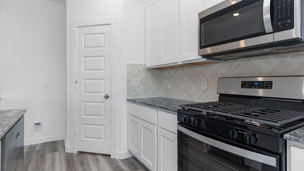 Representative furnished interior of a home built from the Huntsville by D.R. Horton in Marlow Lake, Texas City (Image 5).