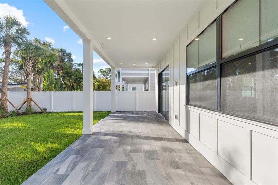 Exterior details and patio area of a home in , St. Petersburg (Image 3).