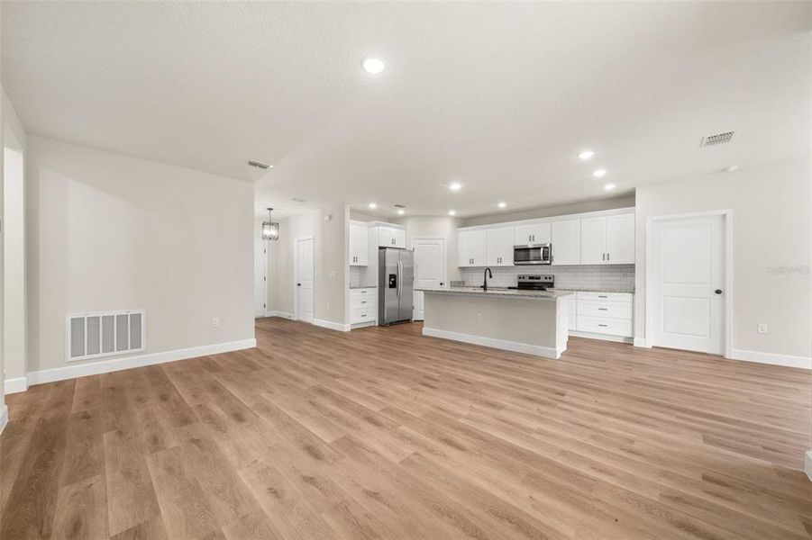 Spacious, unfurnished interior of a new home in , Sebring (Image 9).