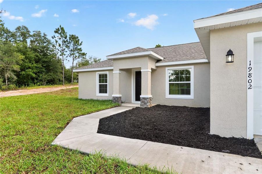 Exterior details and patio area of a home in , Dunnellon (Image 35).