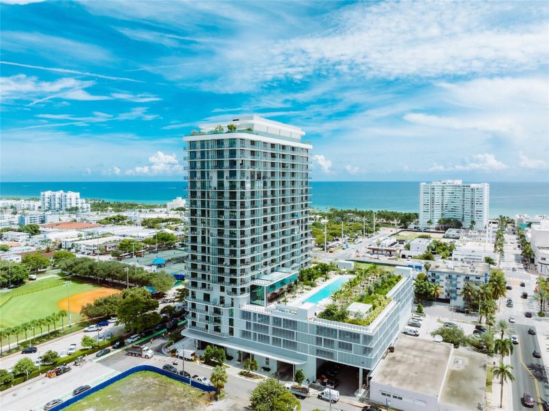 Condo located in Miami Beach, FL showcasing its design and architecture (Image 31).