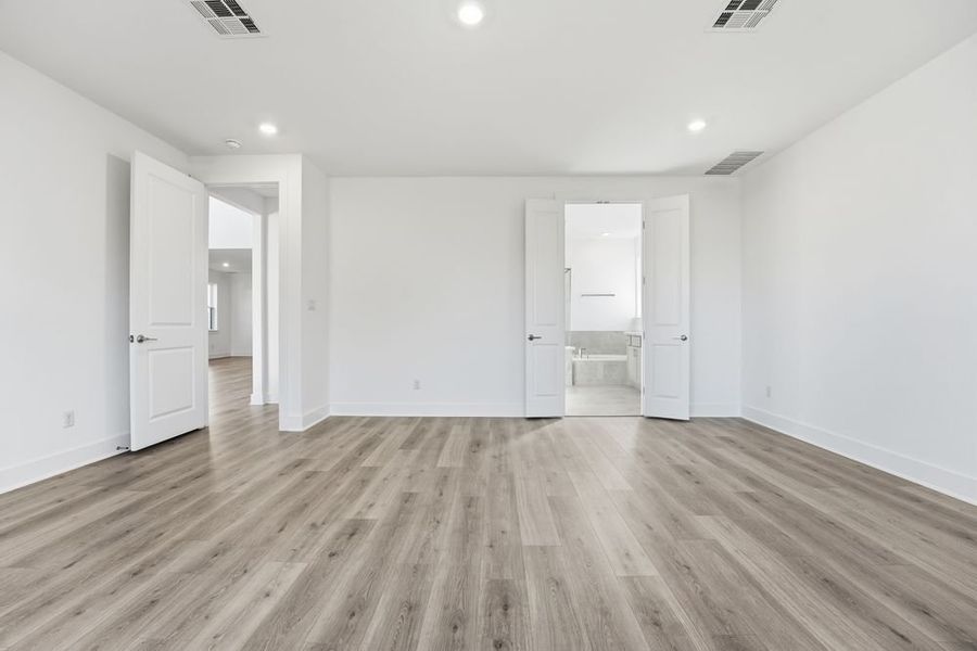 Spacious, unfurnished interior of a new home in Santa Rita Ranch, Liberty Hill (Image 14).