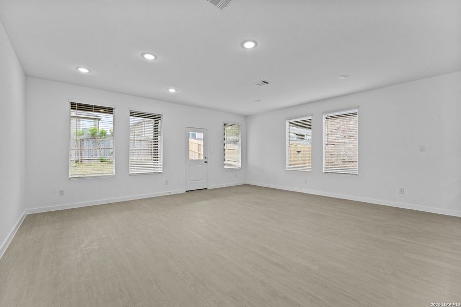 Spacious, unfurnished interior of a new home in Grace Valley, Cibolo (Image 18).