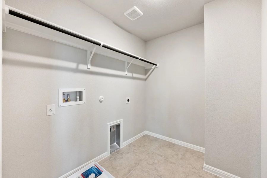 Spacious, unfurnished interior of a new home in Patterson Ranch, Georgetown (Image 40).