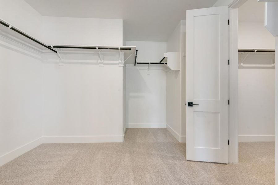 Spacious, unfurnished interior of a new home in Somerset Park, Rockwall (Image 29).