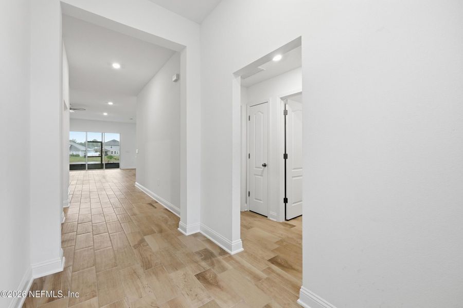 Spacious, unfurnished interior of a new home in Cross Creek, Green Cove Springs (Image 16).