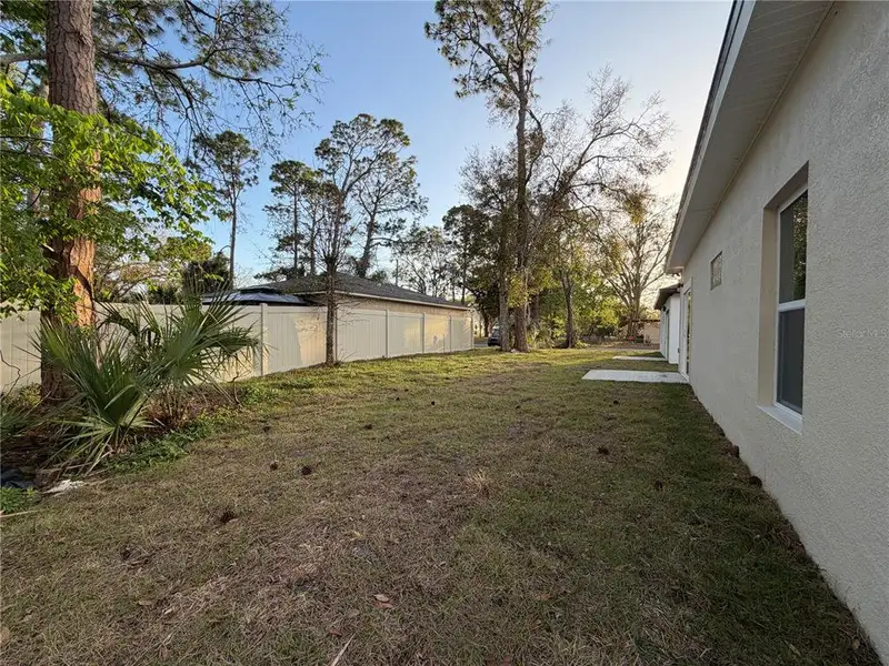Exterior details and patio area of a home in , Daytona Beach (Image 3).