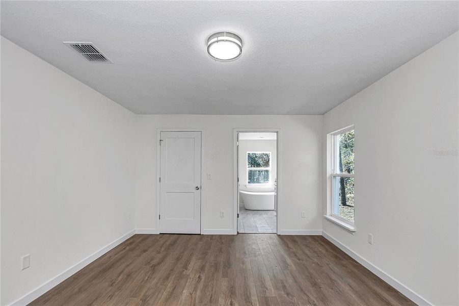 Spacious, unfurnished interior of a new home in , Dunnellon (Image 33).