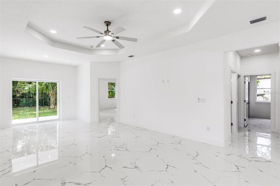 Spacious, unfurnished interior of a new home in , Tampa (Image 41).