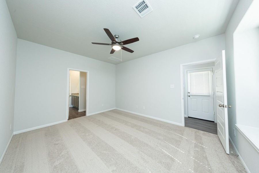 Spacious, unfurnished interior of a new home in River's Edge, Conroe (Image 19). Spacious, unfurnished interior of a new home in River's Edge, Conroe (Image 19).