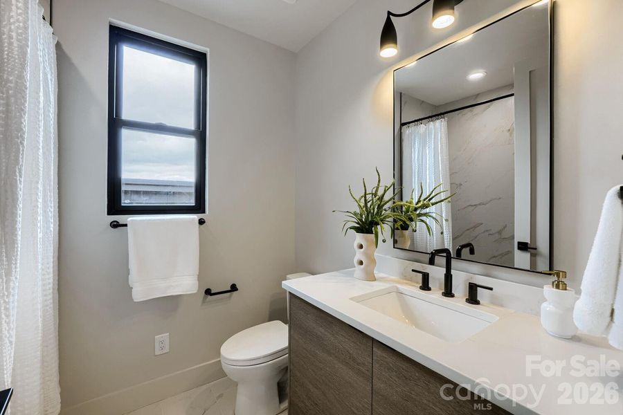 Secondary bedroom - en-suite bathroom
