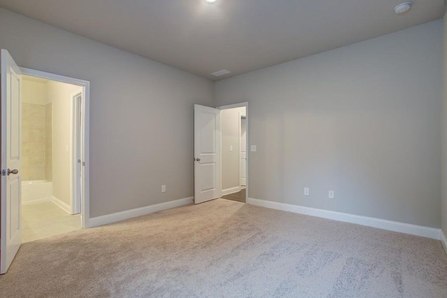 Spacious, unfurnished interior of a new home in Livingstone Park, Kennesaw (Image 19).