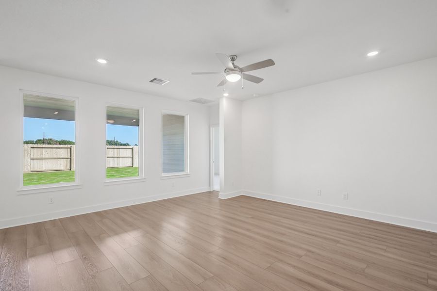 Spacious, unfurnished interior of a new home in Oakberry Trails, Waller (Image 4).