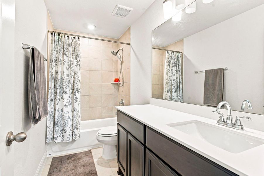 Furnished interior view inside a new home in Sienna 40', Missouri City (Image 39).