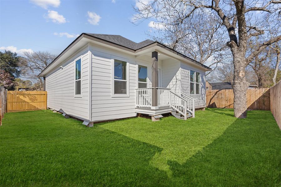 Exterior details and patio area of a home in , Richmond (Image 4).