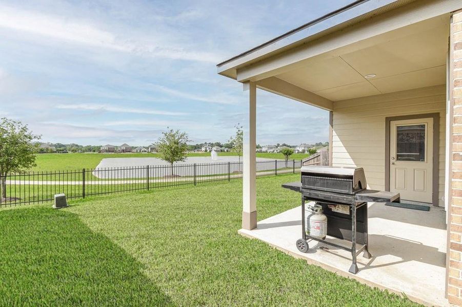 Exterior details and patio area of a home in Oakwood, Tomball (Image 3).