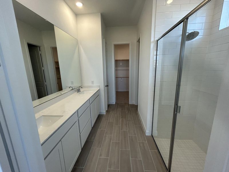 **Photos are a representation of the floor plan. This is not the actual homesite.**