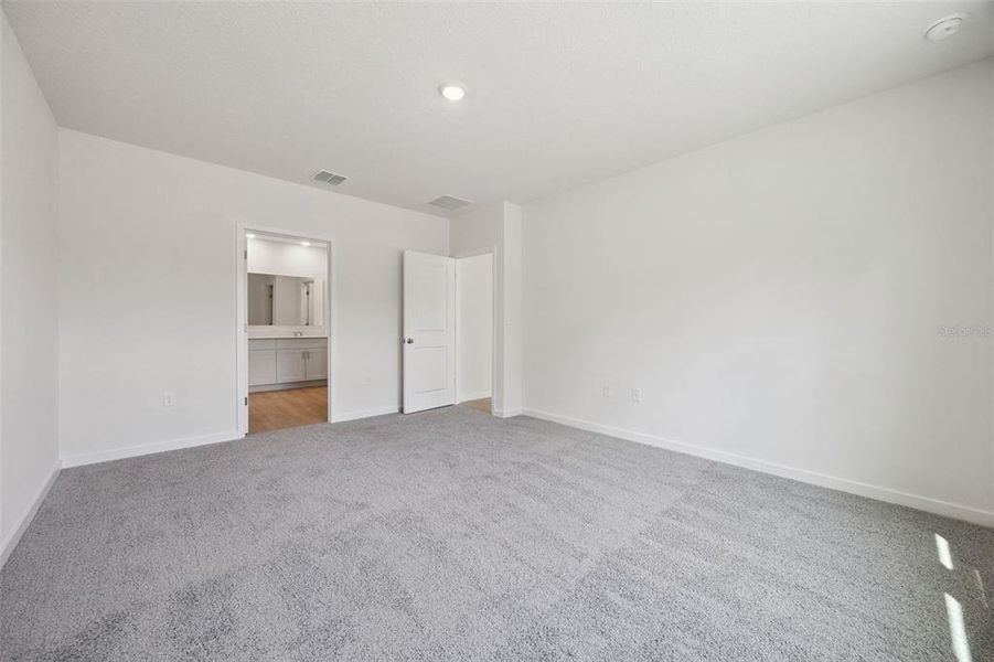 Spacious, unfurnished interior of a new home in Bradbury Estates, Sanford (Image 27).
