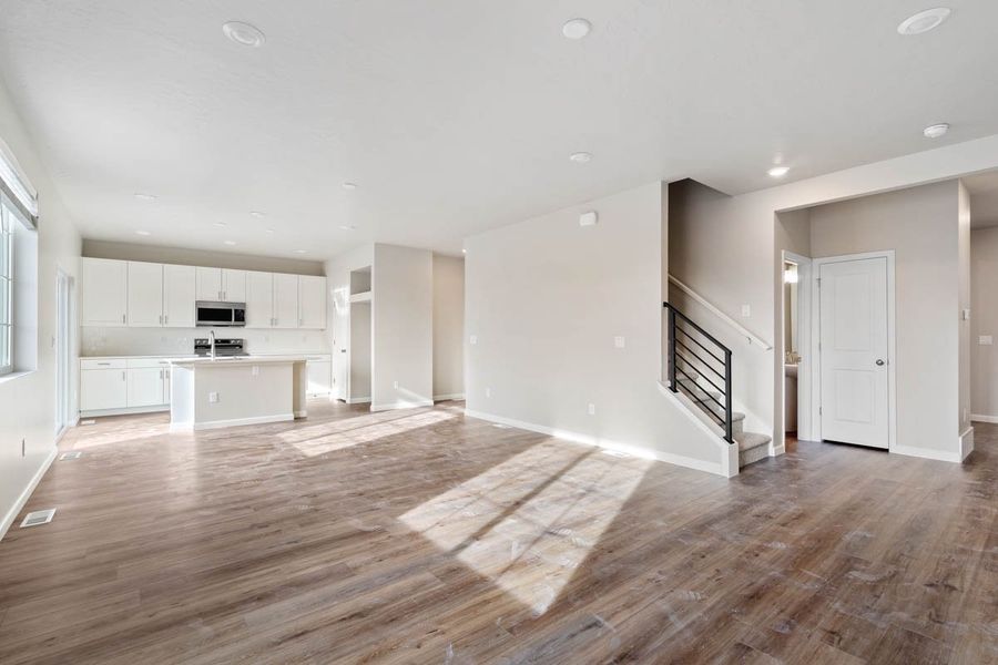 Spacious, unfurnished interior of a new home in Thompson River Ranch, Johnstown (Image 14).