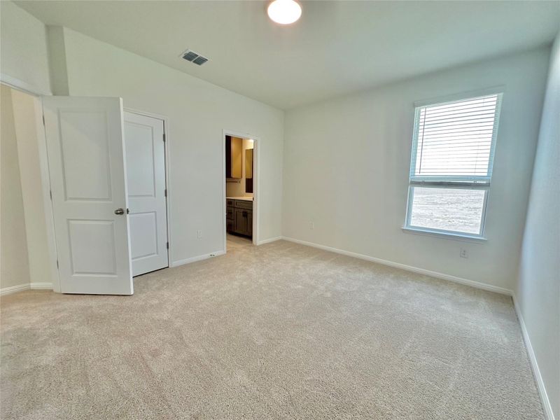 Spacious, unfurnished interior of a new home in Porter Country, Buda (Image 16).