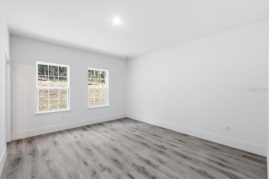 Spacious, unfurnished interior of a new home in , Citrus Springs (Image 12).