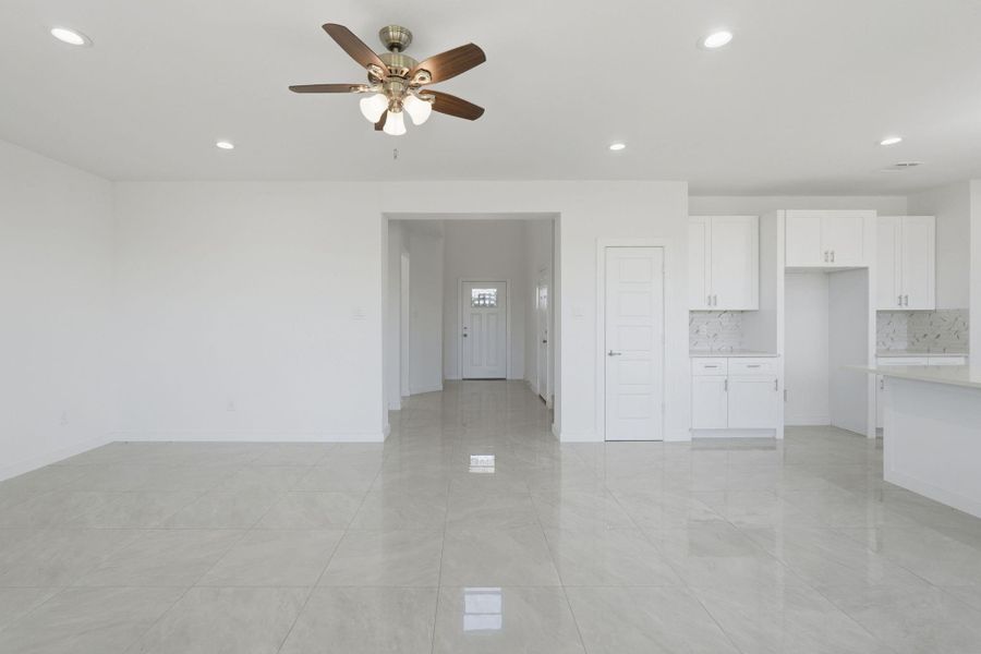 Spacious, unfurnished interior of a new home in , Conroe (Image 37).