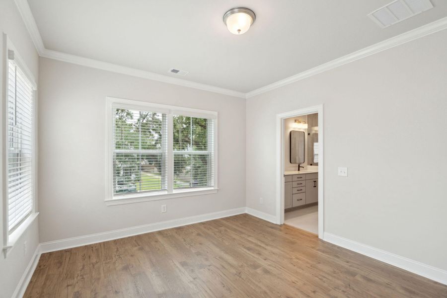 Spacious, unfurnished interior of a new home in Central Park, Charleston (Image 25).