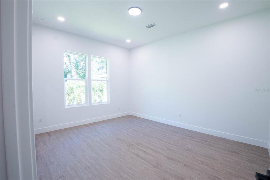 Spacious, unfurnished interior of a new home in , Tampa (Image 29).