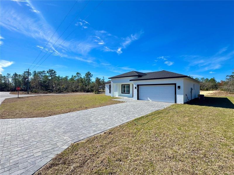 Exterior details and patio area of a home in , Citrus Springs (Image 19).