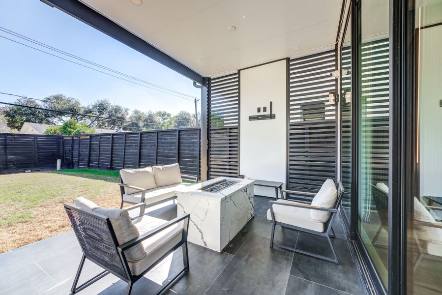 Exterior details and patio area of a home in Avondale, Houston (Image 26).