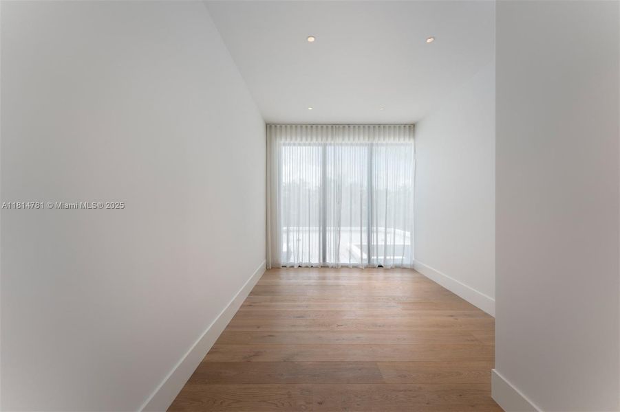 Spacious, unfurnished interior of a new home in , Pinecrest (Image 61).