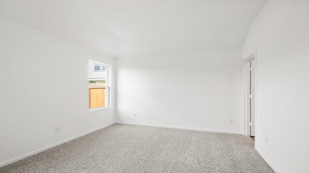 Spacious, unfurnished interior of a new home in Lake Conroe Cove, Willis (Image 10).