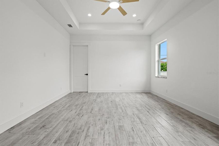 Spacious, unfurnished interior of a new home in , Englewood (Image 30).