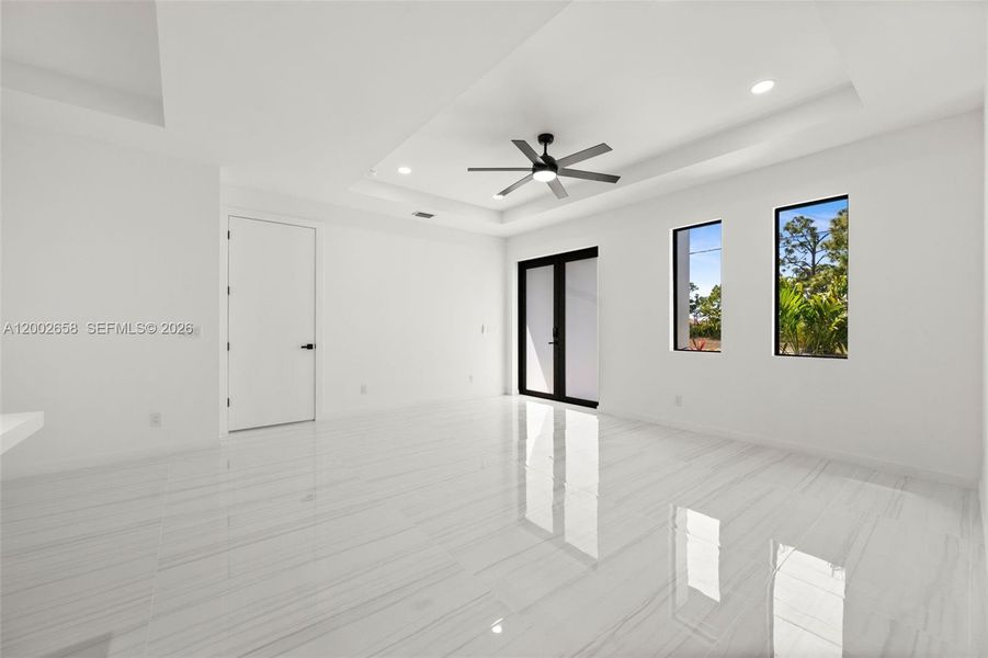 Spacious, unfurnished interior of a new home in , Cape Coral (Image 15).