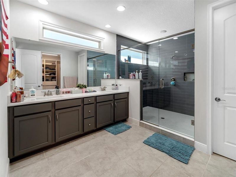 Furnished interior view inside a new home in , Orlando (Image 8).
