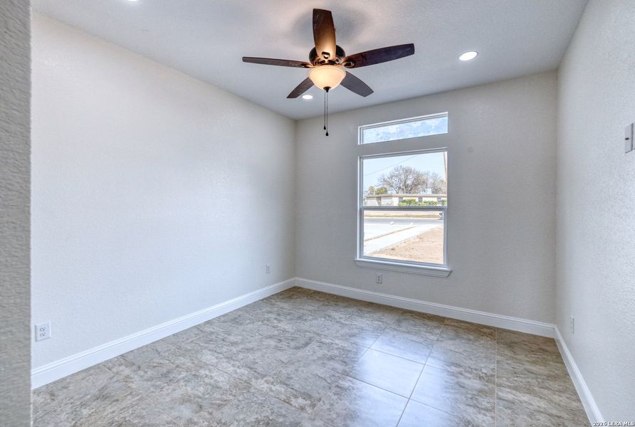 Spacious, unfurnished interior of a new home in , Uvalde (Image 30).