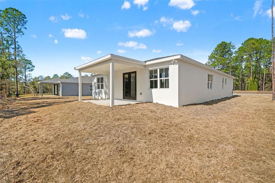 Exterior details and patio area of a home in , Dunnellon (Image 30).