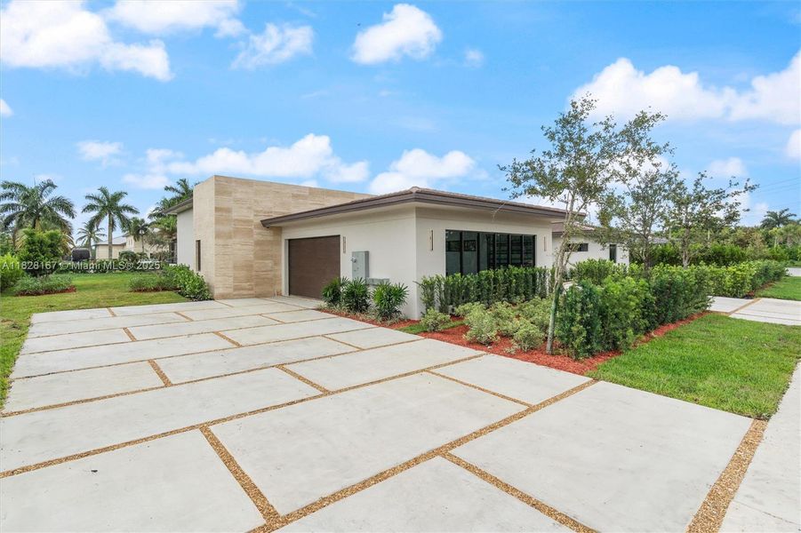 Exterior details and patio area of a home in , Davie (Image 4).