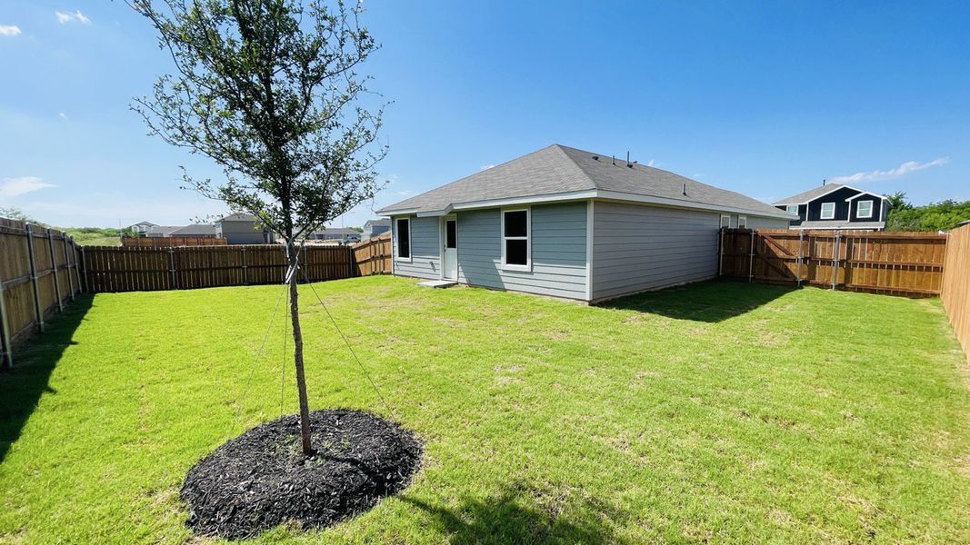Exterior details and patio area of a home in Sunnycreek, Fort Worth (Image 15).