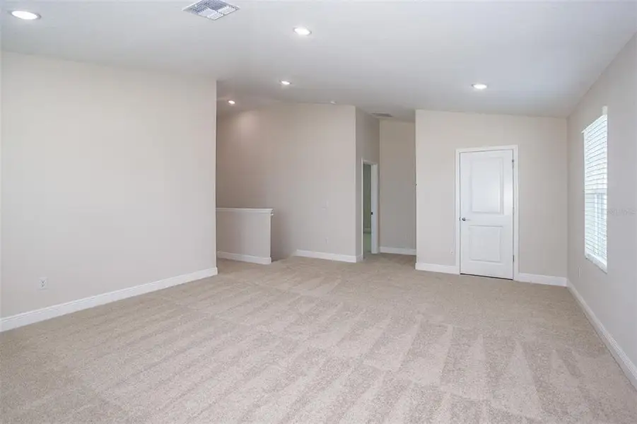 Spacious, unfurnished interior of a new home in Pasadena Landing, Wesley Chapel (Image 18).