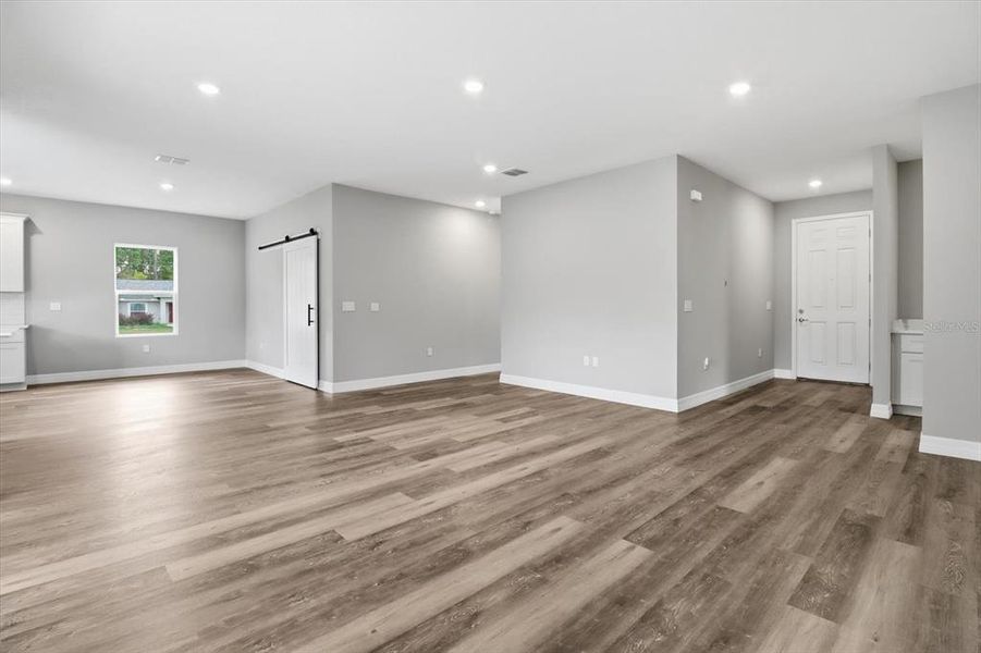 Spacious, unfurnished interior of a new home in , Ocala (Image 20).