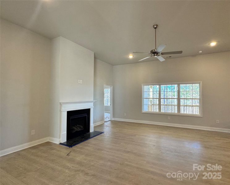 Family room w/gas fireplace