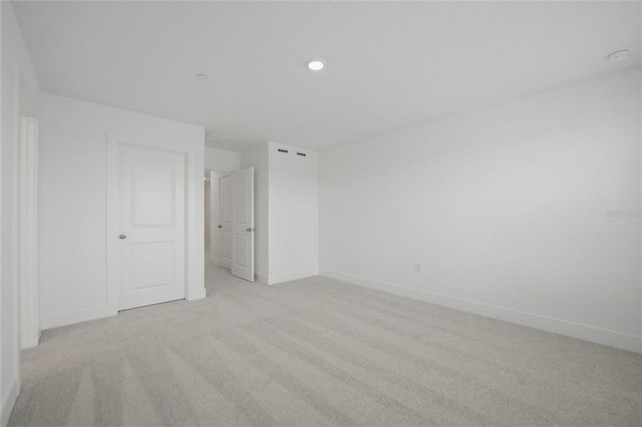Spacious, unfurnished interior of a new home in , Winter Garden (Image 27).