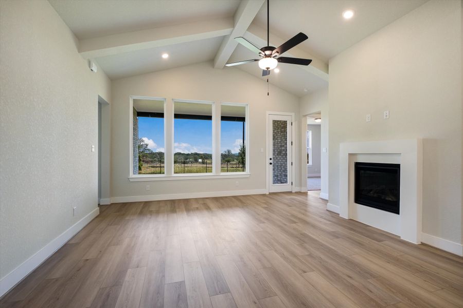 Spacious, unfurnished interior of a new home in Esperanza, Boerne (Image 15).