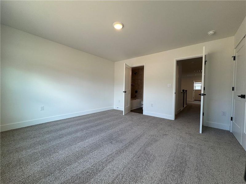 Spacious, unfurnished interior of a new home in Tuscany Hills, Douglasville (Image 35).