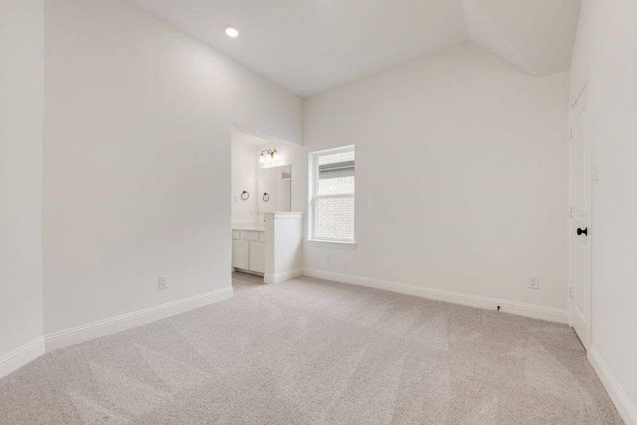 Spacious, unfurnished interior of a new home in Grand Braniff Park, Irving (Image 8).