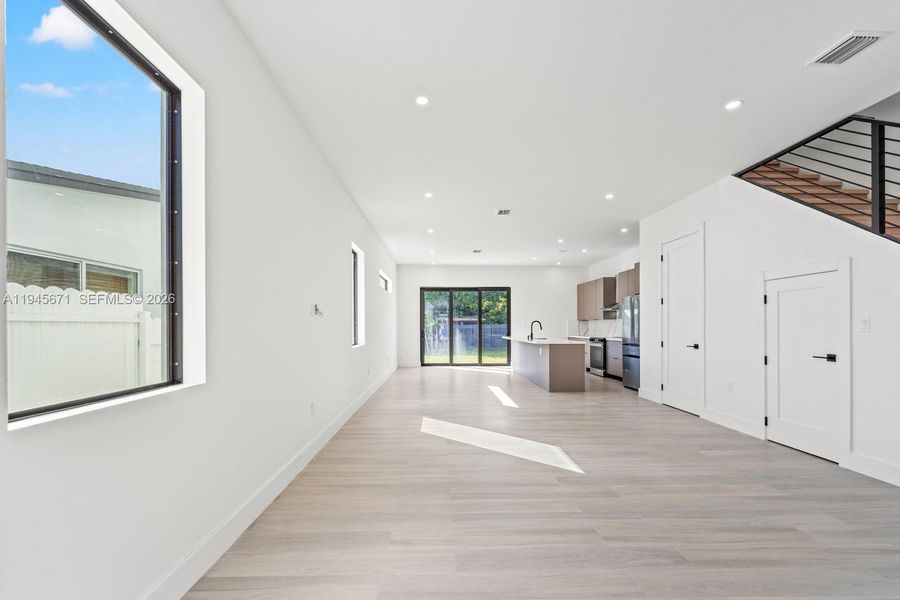 Spacious, unfurnished interior of a new home in , Miami (Image 24).