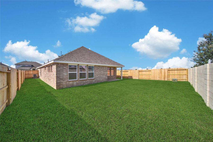 Exterior details and patio area of a home in , Rosharon (Image 4).