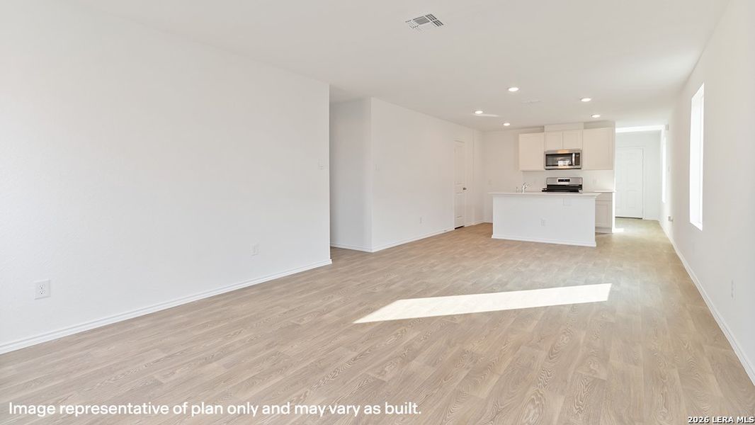 Spacious, unfurnished interior of a new home in Blue Ridge Ranch, San Antonio (Image 15).