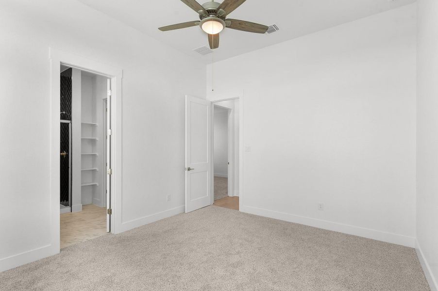 Spacious, unfurnished interior of a new home in Feathergrass, Florence (Image 72).